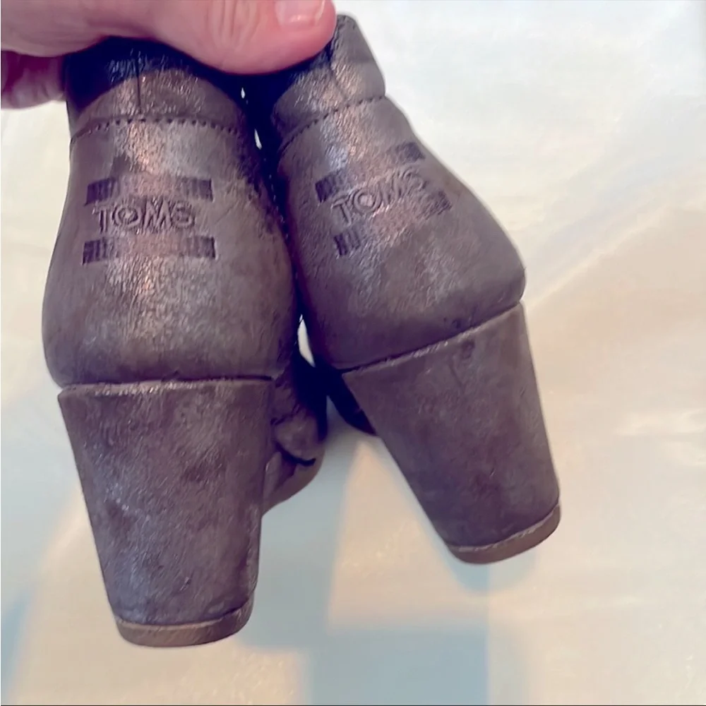 Final price drop❌TOMS Metallic taupe wedge ankle booties